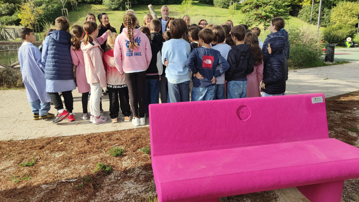 Inaugurazione della Panchina Amaranto. Classi 4A e 4B della Scuola Primaria “Conero”.